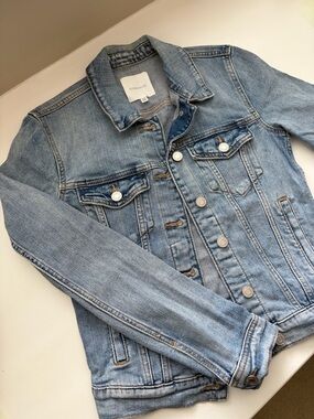 DYNAMITE-Light Wash Denim Jacket w/silver hardware-LIKE NEW-XS